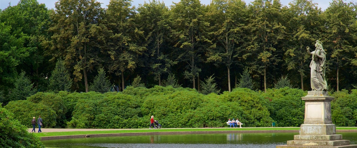 Parque Municipal de Bremen ofreciendo una estatua o escultura, un lago o abrevadero y un parque