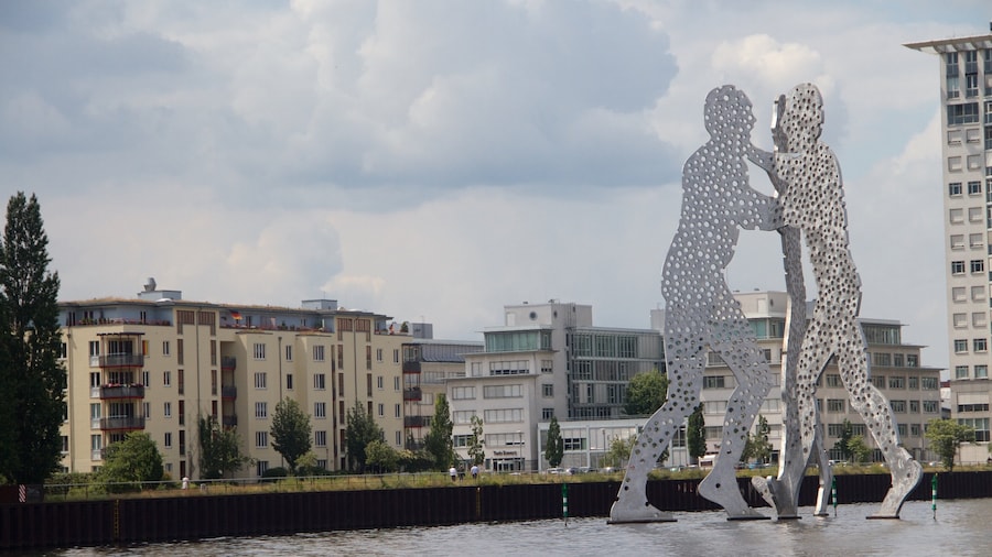 Molecule Man que incluye arte al aire libre y una ciudad