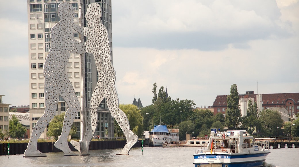 Molecule Man ofreciendo botes, una ciudad y arte al aire libre