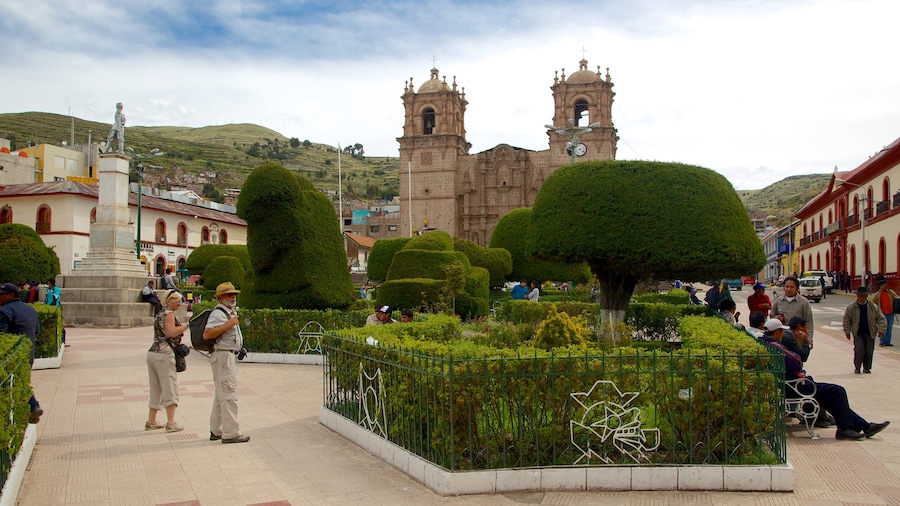 Lake Titicaca inclusief een park en historisch erfgoed en ook een stel