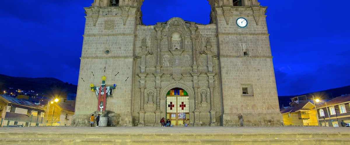 Lake Titicaca qui includes église ou cathédrale, scènes de nuit et patrimoine architectural