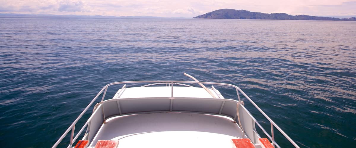 Lake Titicaca mit einem allgemeine Küstenansicht und Bootfahren