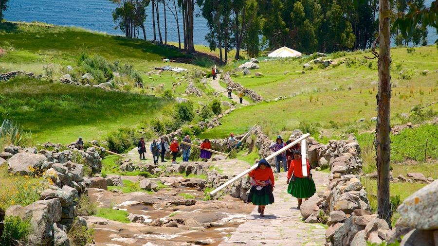 Lake Titicaca welches beinhaltet ruhige Szenerie sowie kleine Menschengruppe
