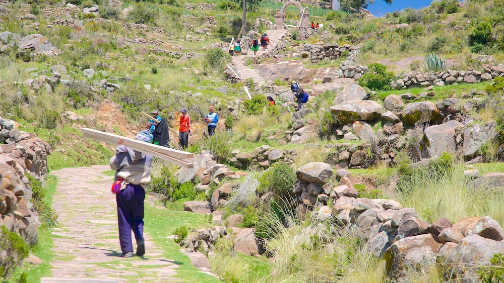 Isla Taquile welches beinhaltet ruhige Szenerie sowie kleine Menschengruppe