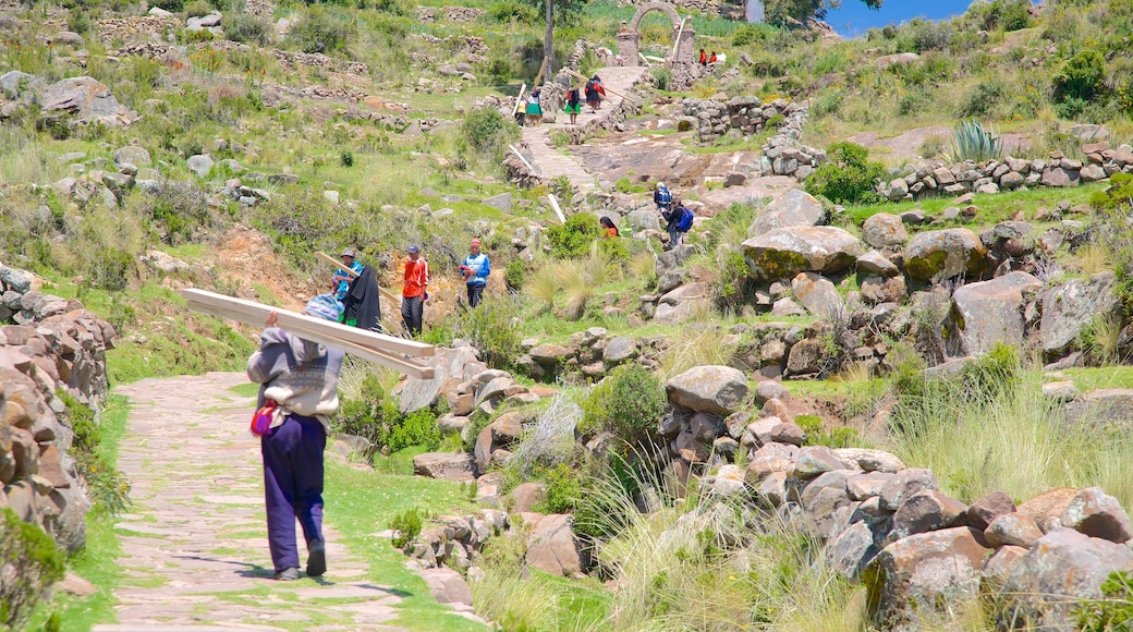 Isla Taquile caratteristiche di paesaggi rilassanti cosi come un piccolo gruppo di persone