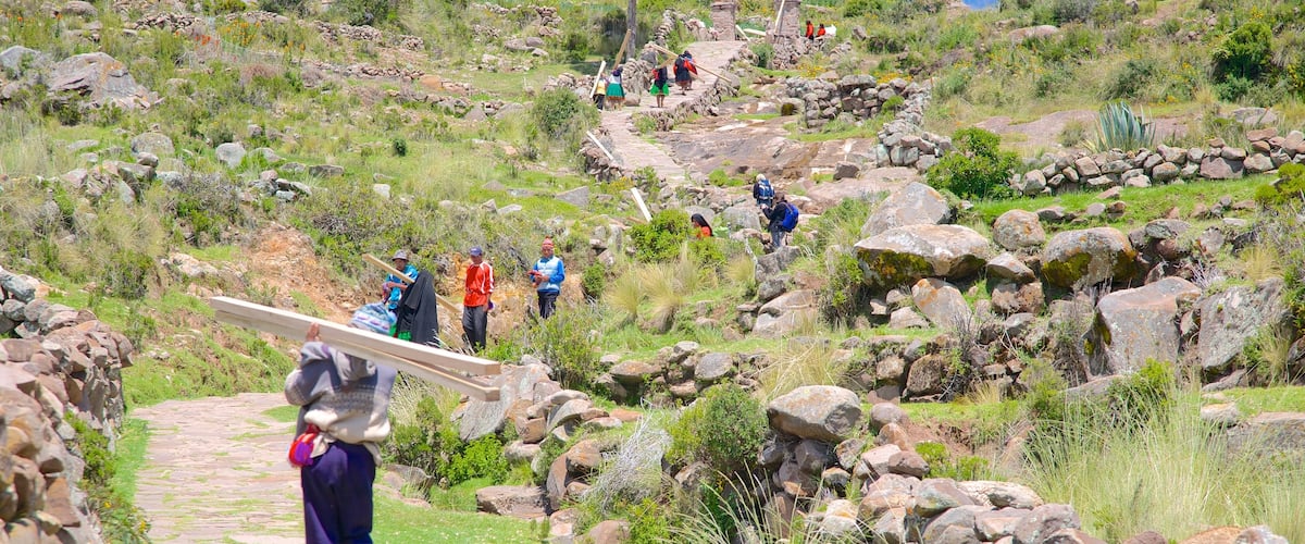 Isla Taquile que incluye escenas tranquilas y también un pequeño grupo de personas