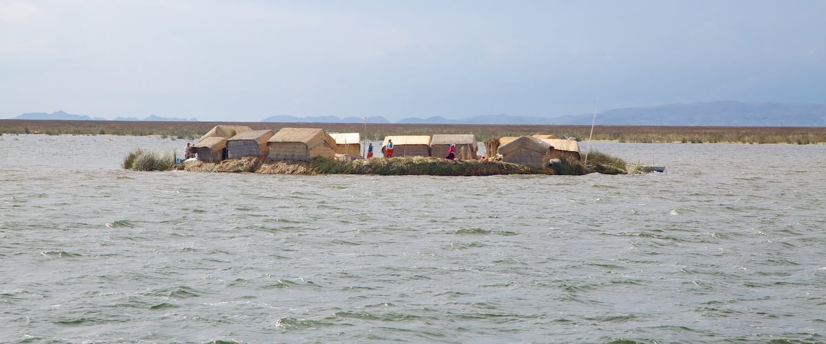 Uros Floating Islands ofreciendo un lago o abrevadero y una pequeña ciudad o pueblo