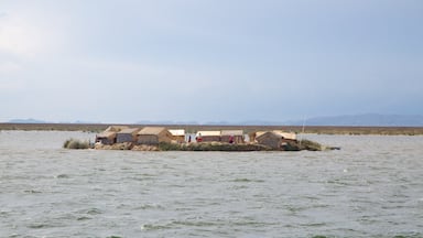 Uros Floating Islands che include lago o sorgente d\'acqua e piccola città o villaggio