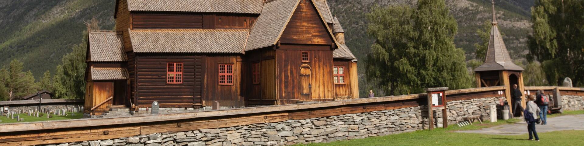 Lom showing heritage elements and a church or cathedral