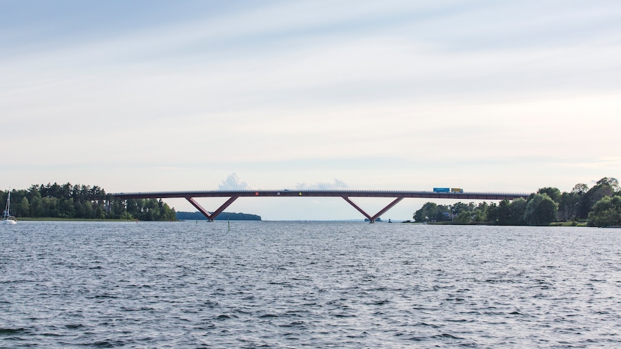 Motala som viser en sø eller et vandhul og en bro
