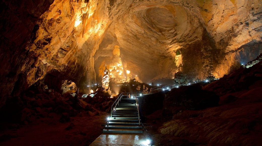 Grutas de Cacahuamilpa National Park ofreciendo cuevas y vistas interiores