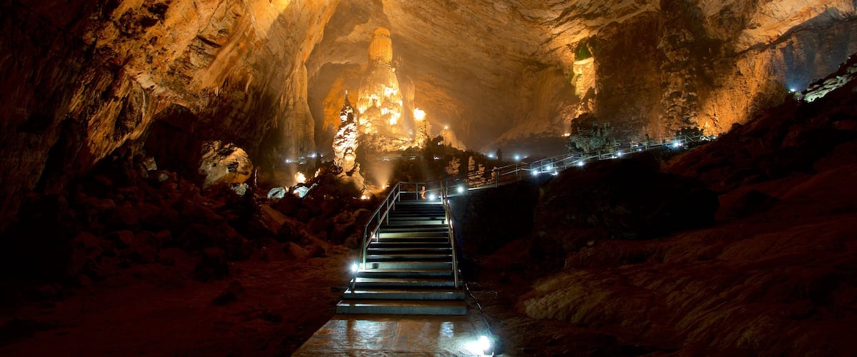 Grutas de Cacahuamilpa National Park ofreciendo cuevas y vistas interiores