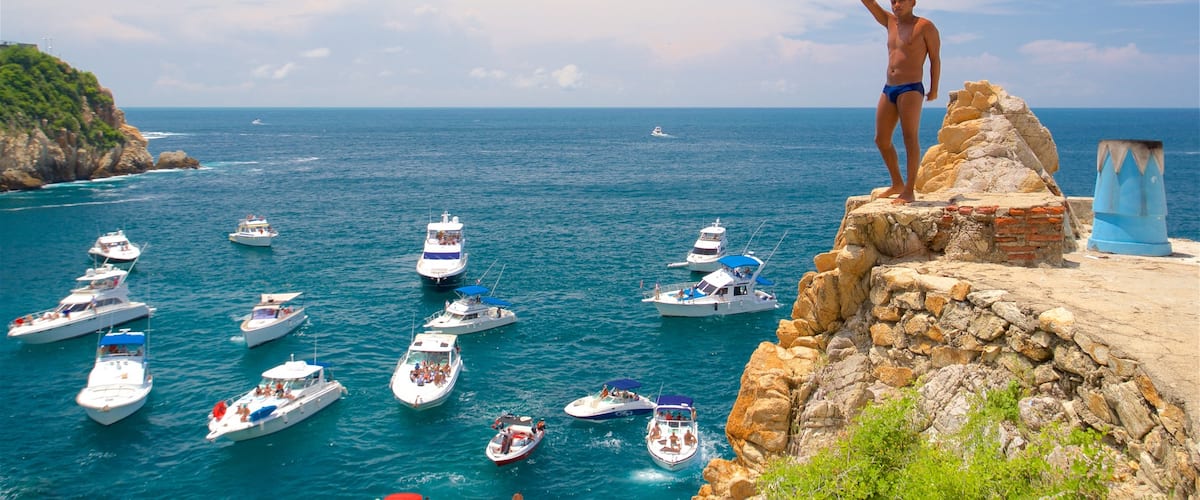 Acantilado La Quebrada que incluye paseos en lancha y una bahía o puerto y también un hombre