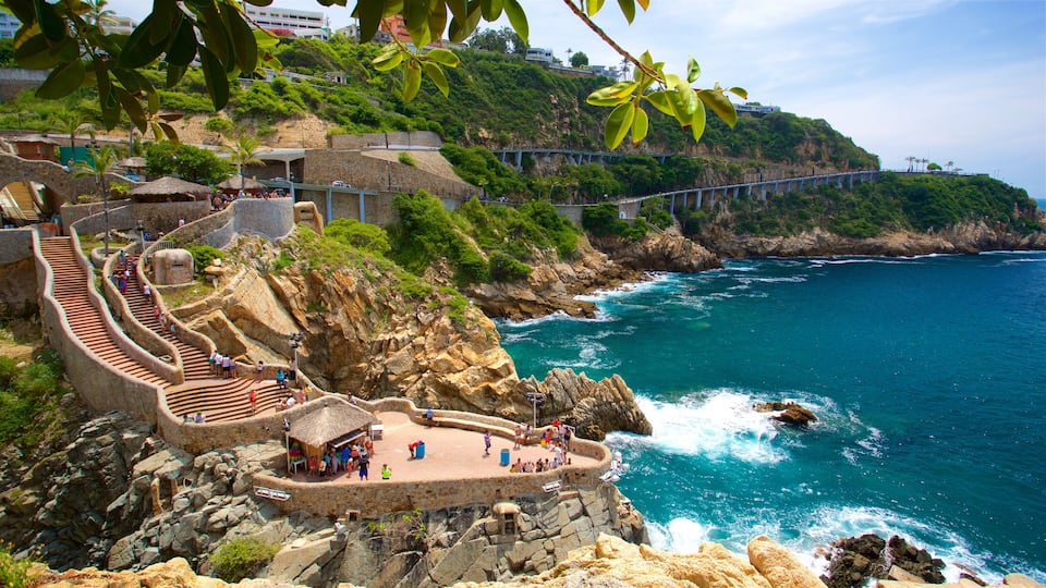 Acapulco featuring rocky coastline