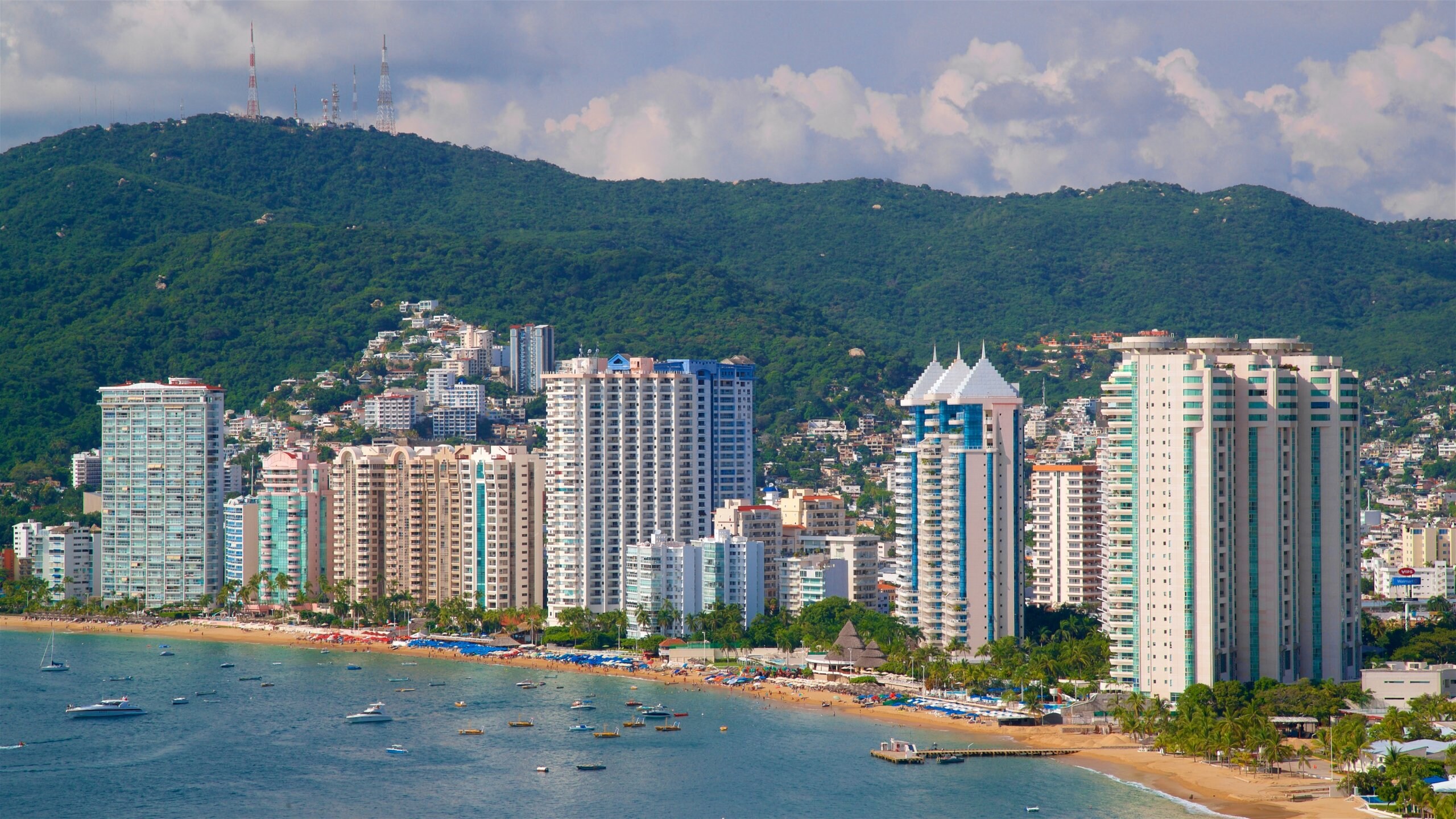 Acapulco que incluye una ciudad y vistas generales de la costa