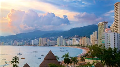 Acapulco ofreciendo vistas generales de la costa, una ciudad y una puesta de sol