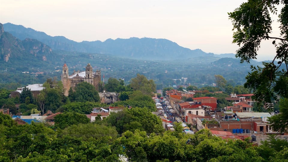 Tepoztlán que incluye una pequeña ciudad o pueblo, escenas tranquilas y vistas de paisajes