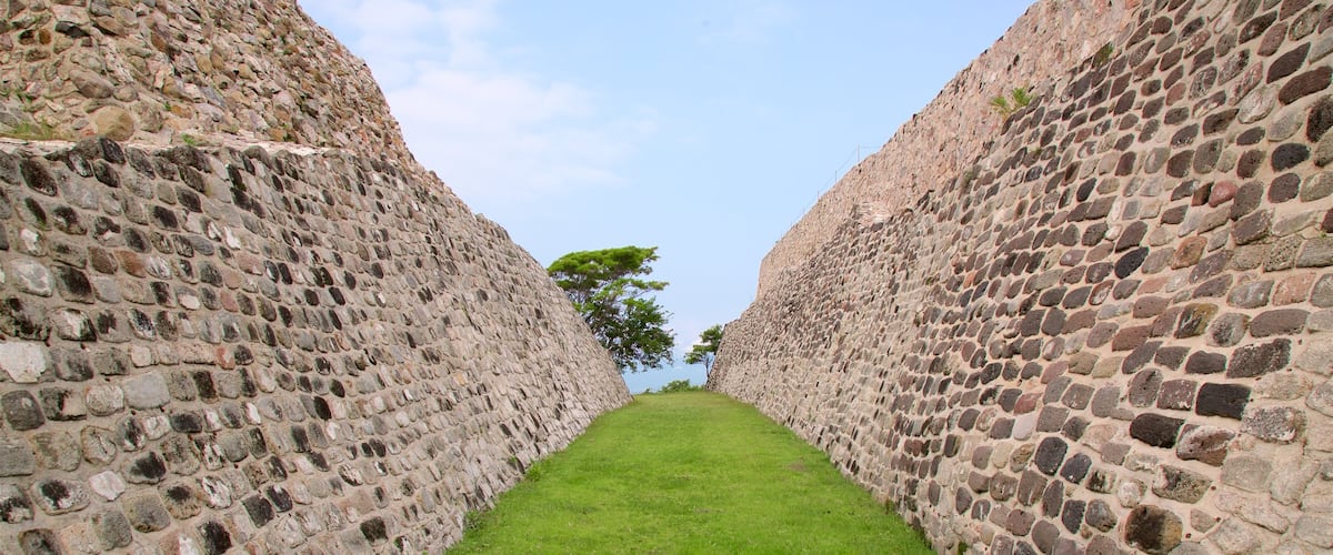 Zona monumental arqueológica de Xochicalco ofreciendo elementos del patrimonio