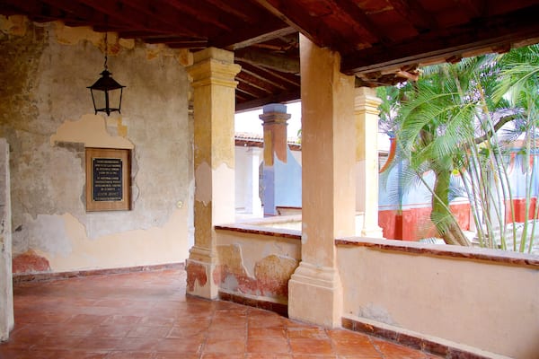 JardĂn Borda mettant en vedette vues intĂ©rieures et patrimoine historique