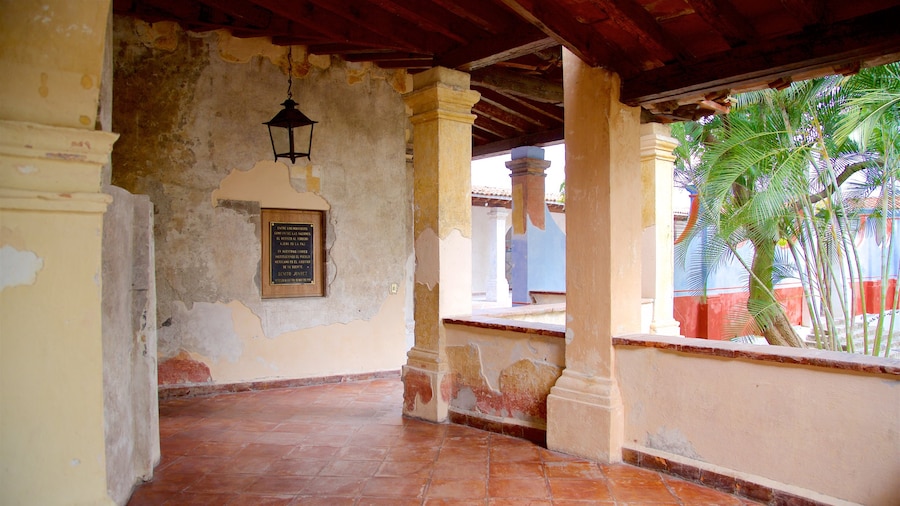 Jardín Borda que incluye elementos del patrimonio y vistas interiores