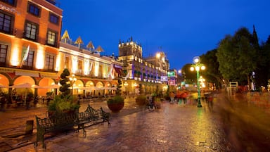 Place Zócalo mettant en vedette scènes de nuit