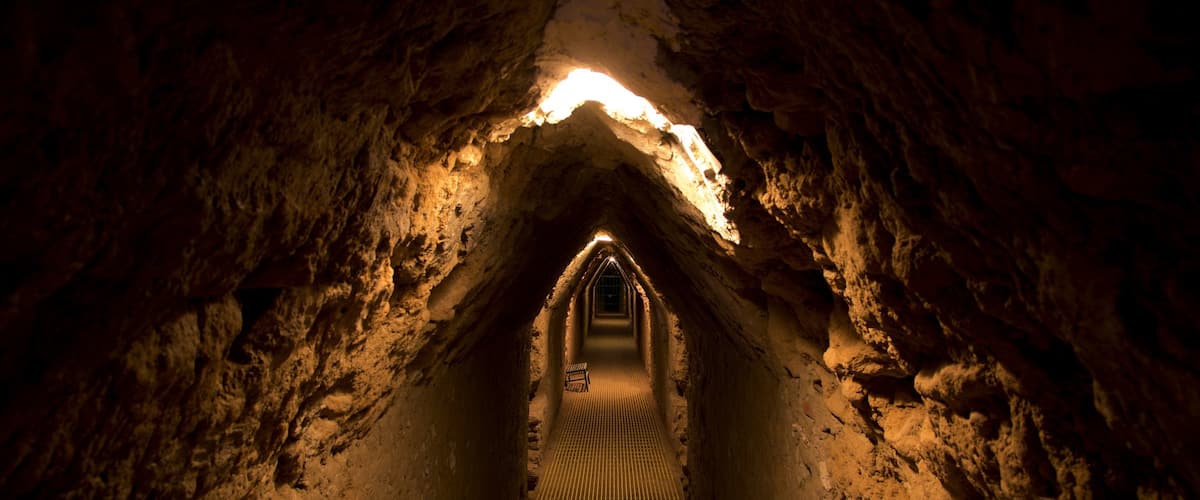 Gran Pirámide de Cholula ofreciendo elementos del patrimonio y vistas interiores