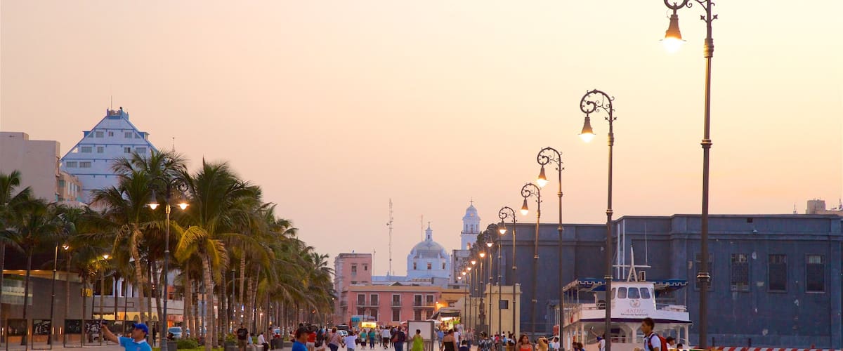 Puerto de Veracruz que incluye una ciudad, una puesta de sol y un parque o plaza