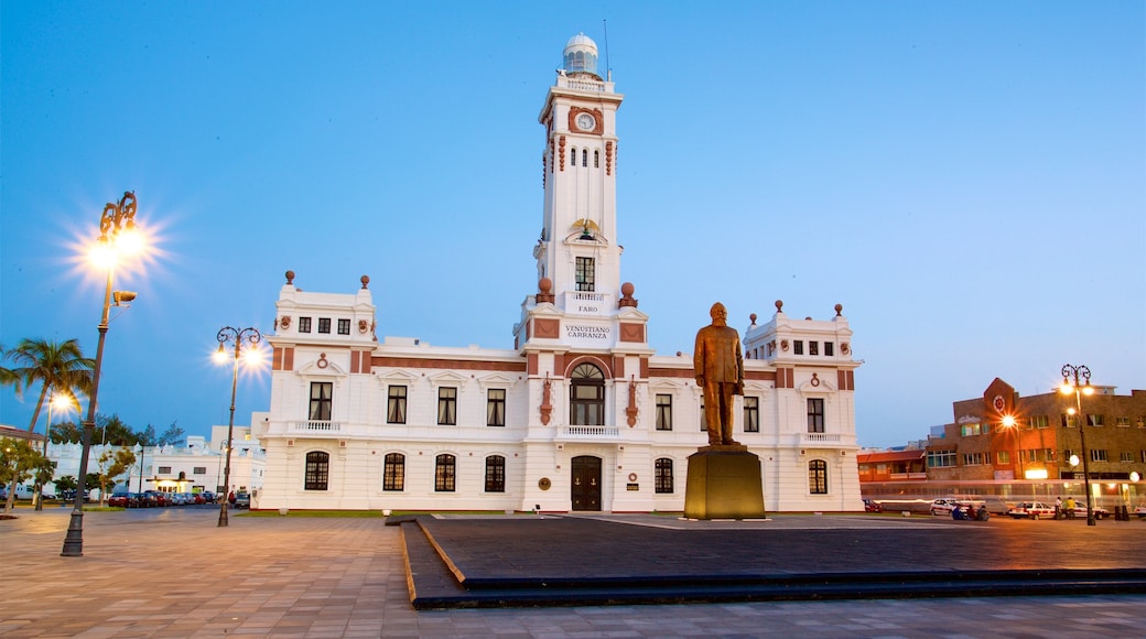 Farol Carranza que inclui uma praça ou plaza, elementos de patrimônio e uma estátua ou escultura