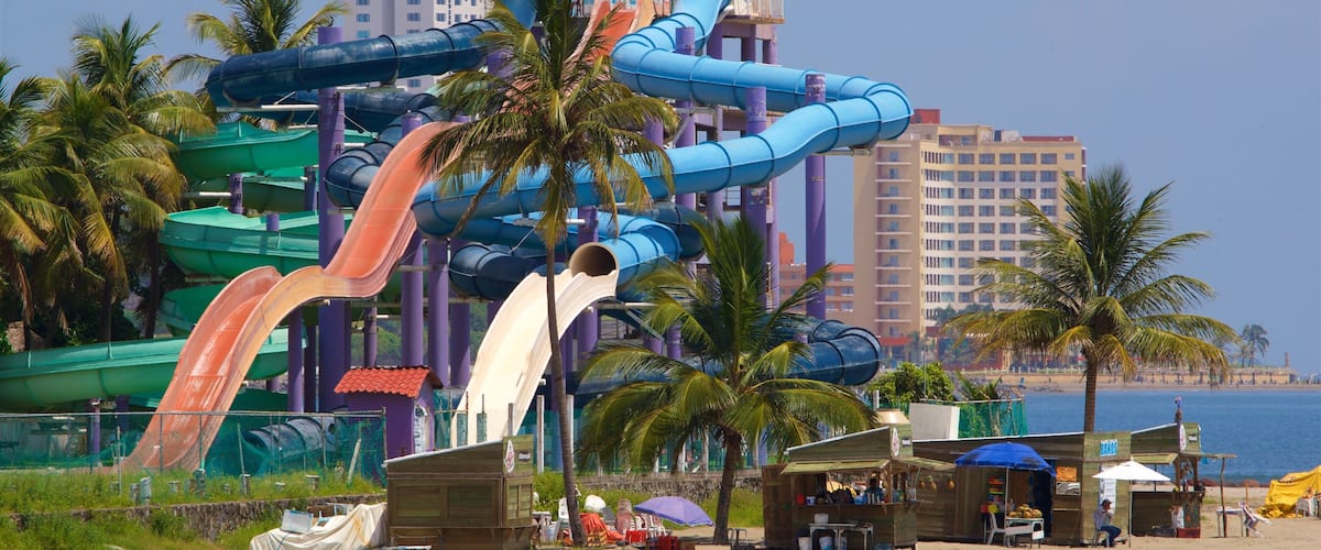 Mocambo Beach which includes a city and rides