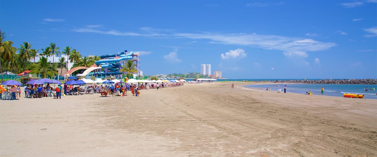 Playa de Mocambo mostrando una playa de arena y también un gran grupo de personas