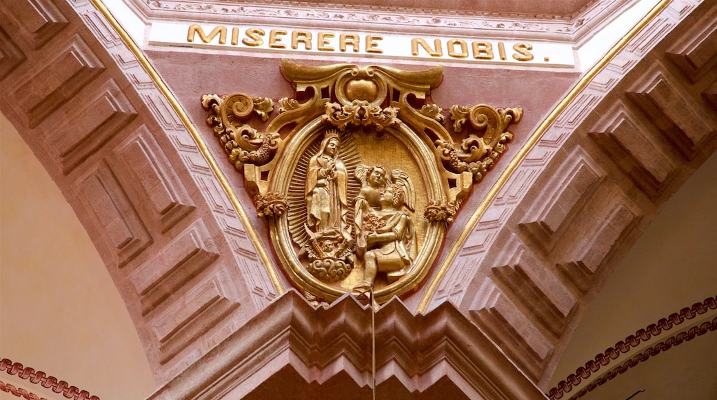 Cathédrale de Santa Prisca mettant en vedette patrimoine historique et éléments religieux