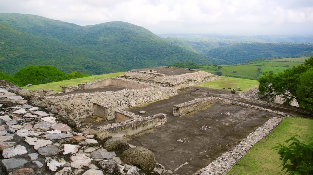 Arkeologiska området Xochicalco som inkluderar stillsam natur, historiska element och ruiner