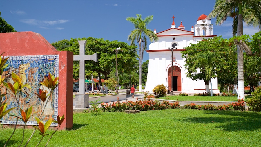La Antigua welches beinhaltet Kirche oder Kathedrale, Park und Blumen