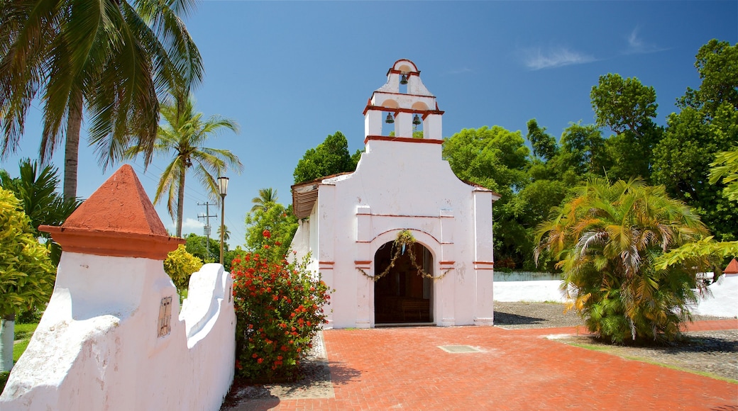 Capilla del Rosario mostrando una iglesia o catedral y flores