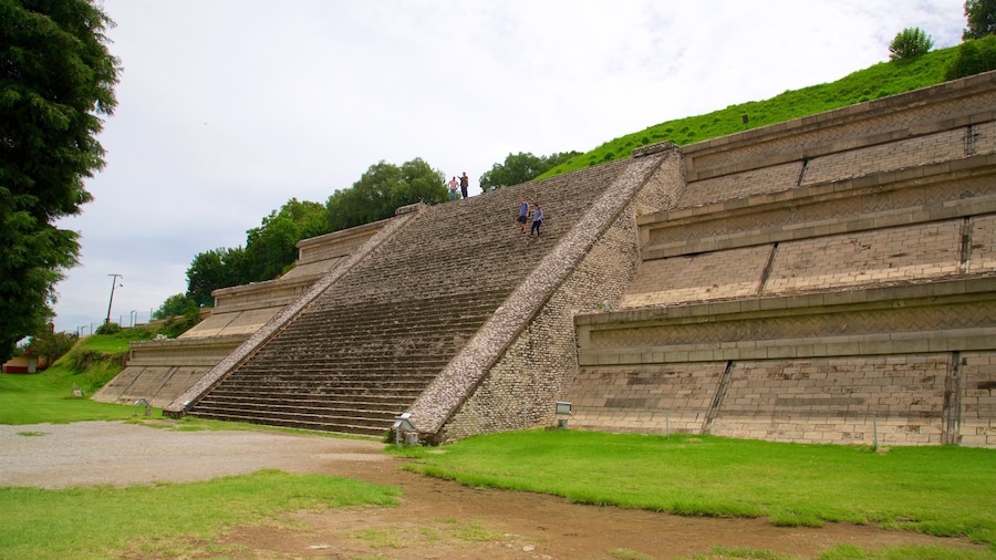 Den stora pyramiden i Cholula som visar en trädgård och historiska element