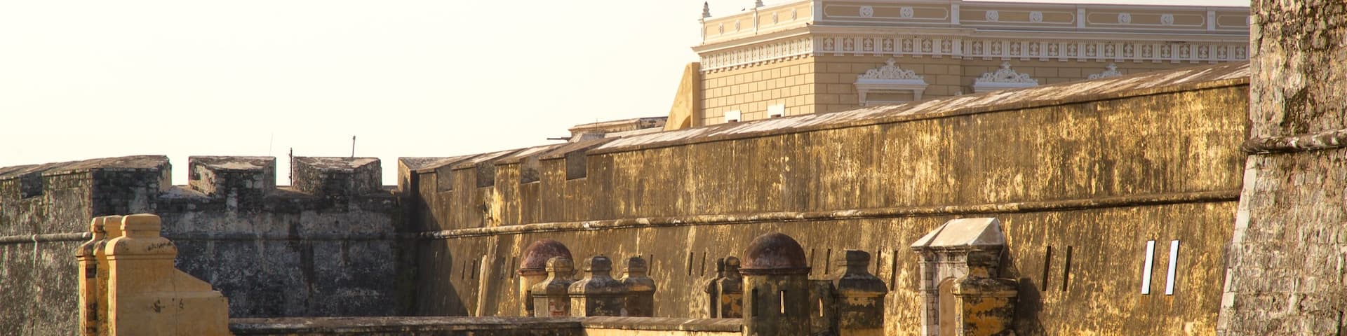 Castillo de San Juan de Ulúa mostrando elementos del patrimonio y un lago o abrevadero