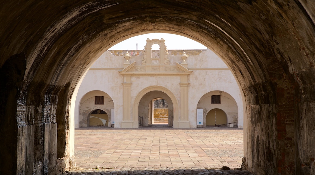 Castillo de San Juan de Ulúa mostrando una plaza y elementos patrimoniales