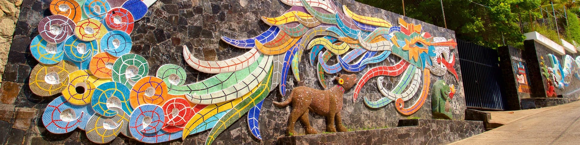 Museo Casa Estudio Diego Rivera y Frida Kahlo showing outdoor art