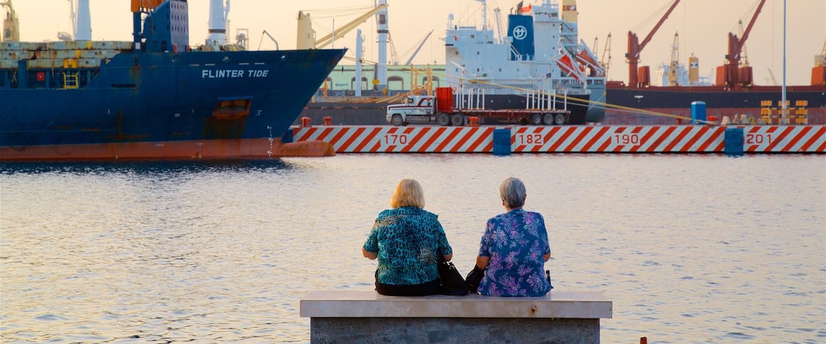 Port de Veracruz qui includes baie ou port et coucher de soleil aussi bien que femme