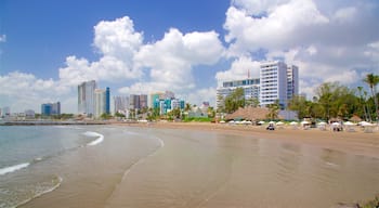 Playa Mocambo inclusief algemene kustgezichten, een zandstrand en een stad