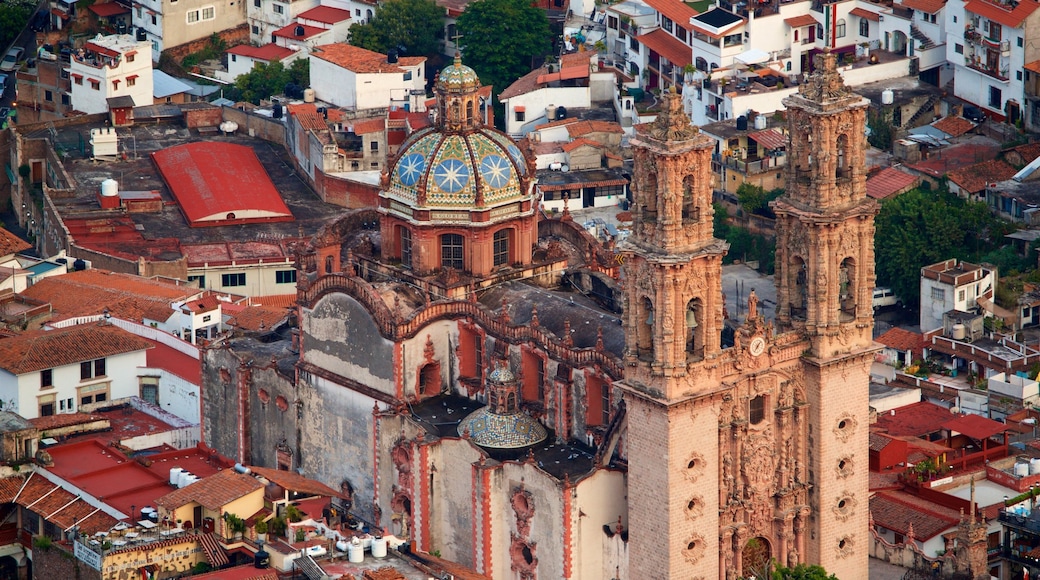 Santa Prisca Cathedral showing heritage architecture and a city