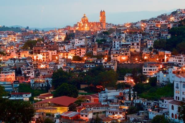 Santa Prisca Kathedrale das einen Stadt, Sonnenuntergang und Landschaften