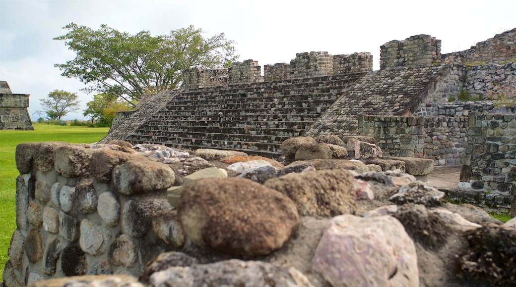 Zone de monuments archéologiques de Xochicalco montrant un jardin et des ruines