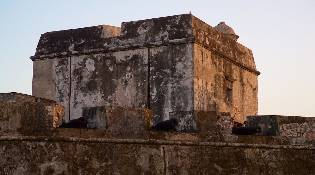 Museo del Bastione di Santiago mostrando oggetti d\'epoca