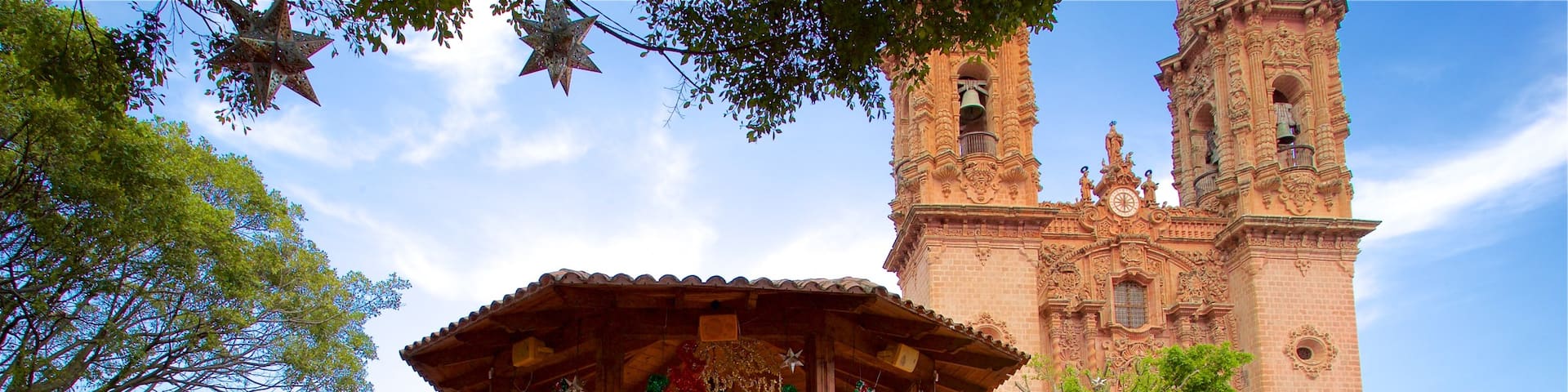 Borda Square featuring heritage architecture, a church or cathedral and a square or plaza