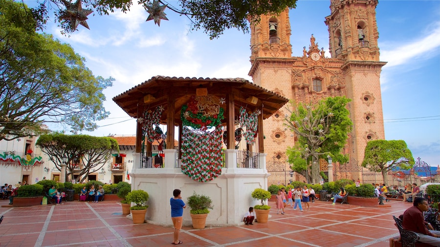 Borda Square which includes heritage architecture, a square or plaza and a church or cathedral
