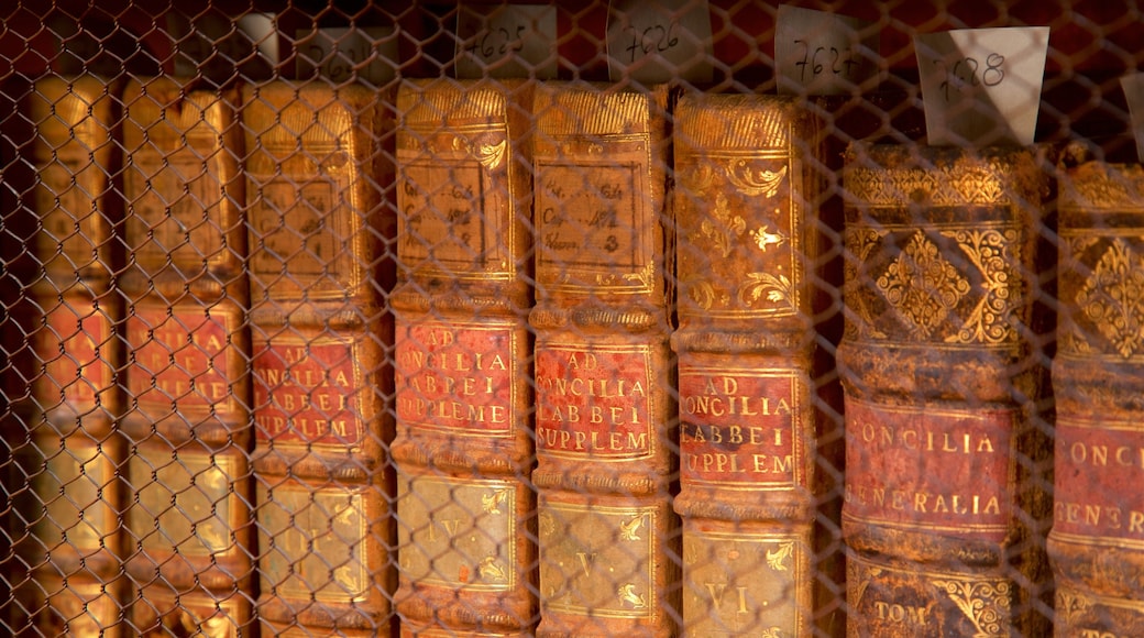 Biblioteca Palafoxiana ofreciendo vistas interiores y elementos del patrimonio