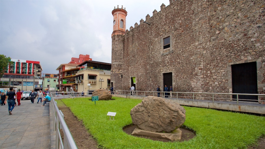 Museo palacio de Cortés que incluye un parque y elementos del patrimonio