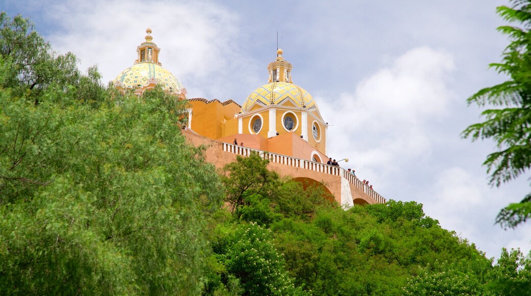 Santuario de La Virgen de los Remedios ofreciendo elementos del patrimonio