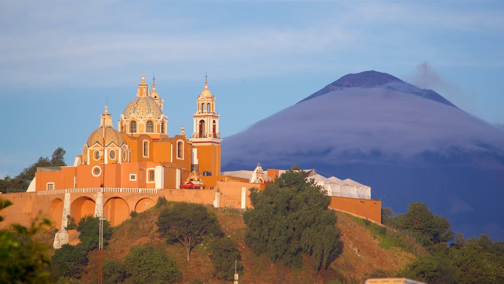 La Virgen de los Remedios Sanctuary das einen Berge, Sonnenuntergang und Geschichtliches